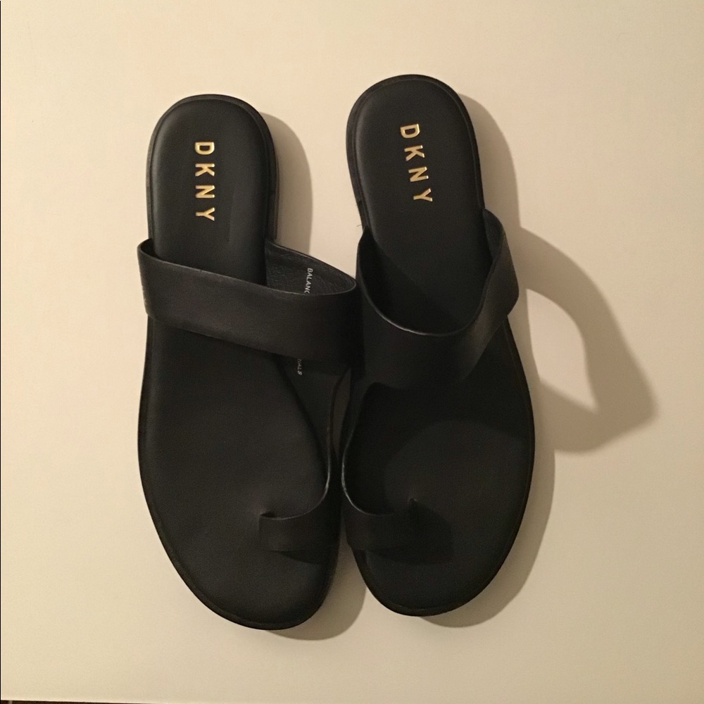 Black Sandals With Toe Ring
